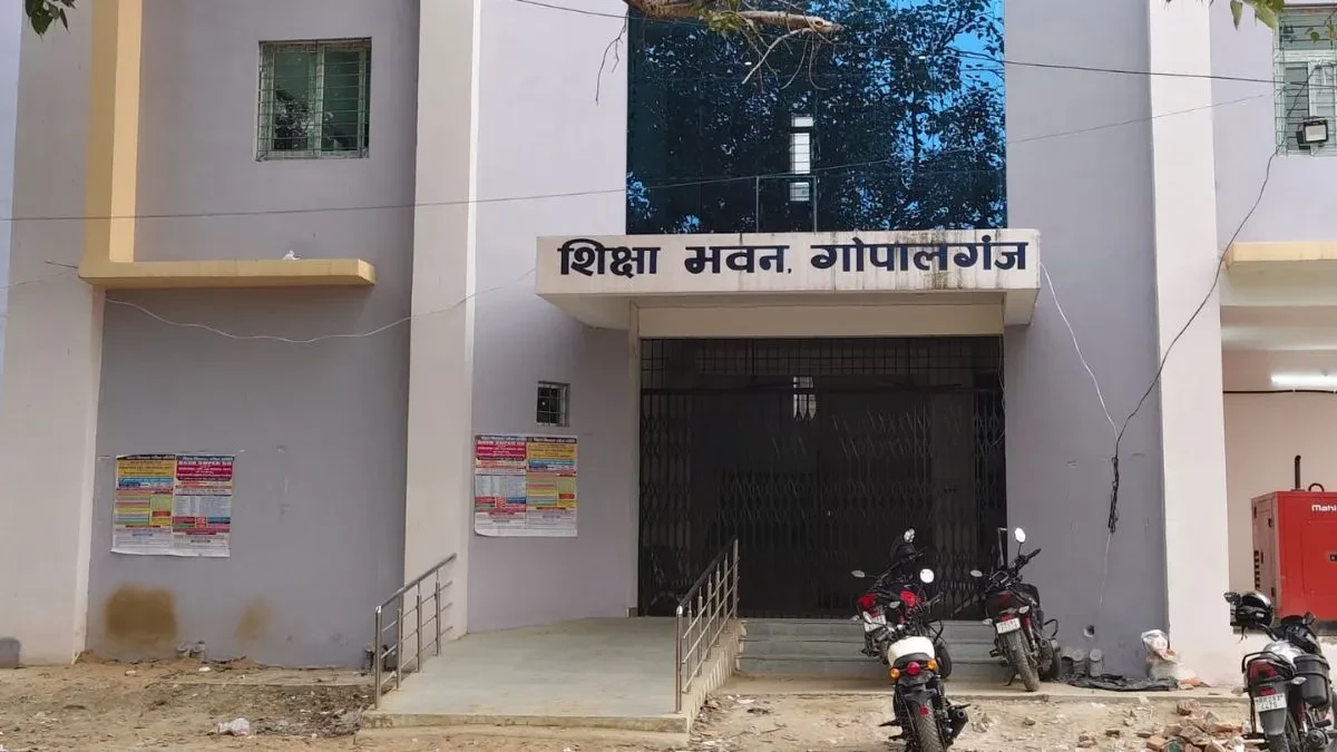 शिक्षक से 8 लाख की रिश्वत की मांग, डीपीओ समेत तीन पर जांच