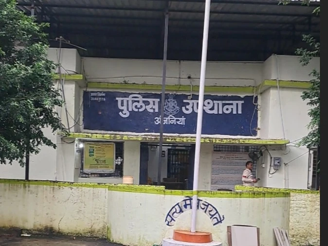 अंजनिया बाईपास पर बड़ा हादसा, ट्रक पलटने से तीन की मौत, एक घायल