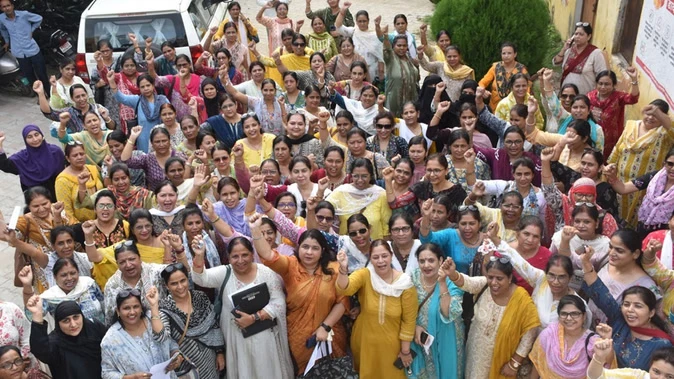 टीईटी अनिवार्यता के खिलाफ शिक्षकों की लामबंदी तेज, सांसदों को सौंपे गए ज्ञापन