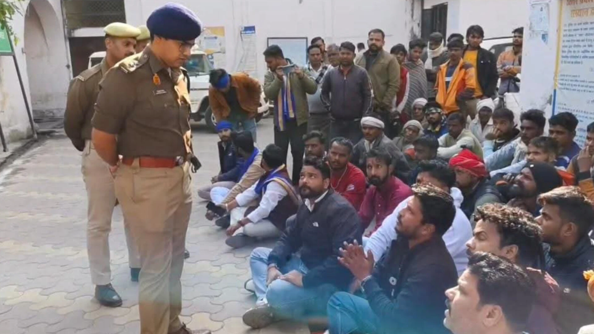 मुजफ्फरनगर: छात्रा की बरामदगी को लेकर कोतवाली में धरना प्रदर्शन