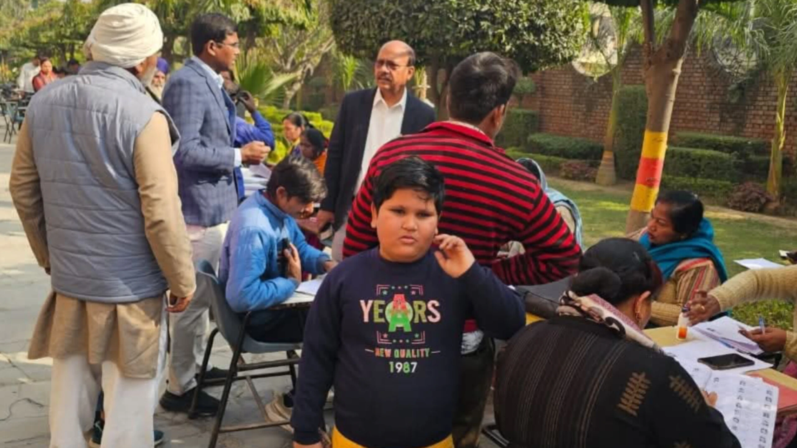 डीएम ने मतदाता सूची के विशेष पुनरीक्षण कैम्प का निरीक्षण किया