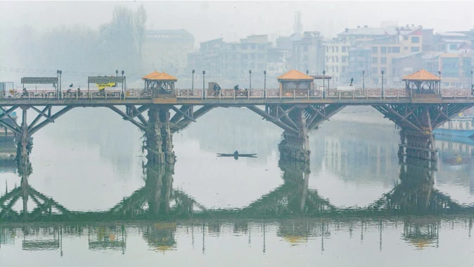 ठंड का प्रकोप तेज: कश्मीर में पारा लुढ़का, राजस्थान-झारखंड में शीतलहर जारी