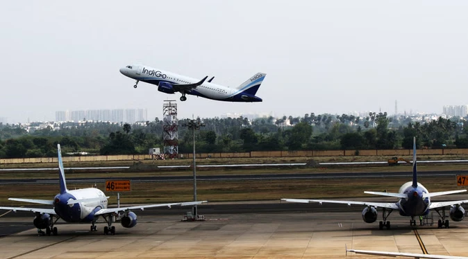 उड़ानों में हड़कंप: इंडिगो की 350 से ज्यादा उड़ानें रद्द, देरी से यात्री परेशान