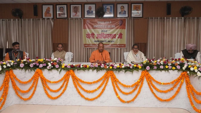 मुरादाबाद समीक्षा बैठक: योगी बोले- "सही वोटर जोड़ें, फर्जी नाम तुरंत हटवाएं"