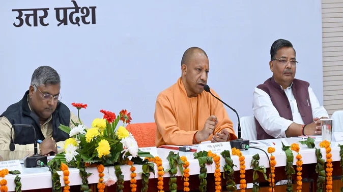 “दावतें रोकें, हर वोट जोड़ें”—सीएम योगी की SIR समीक्षा में सख्त निर्देश