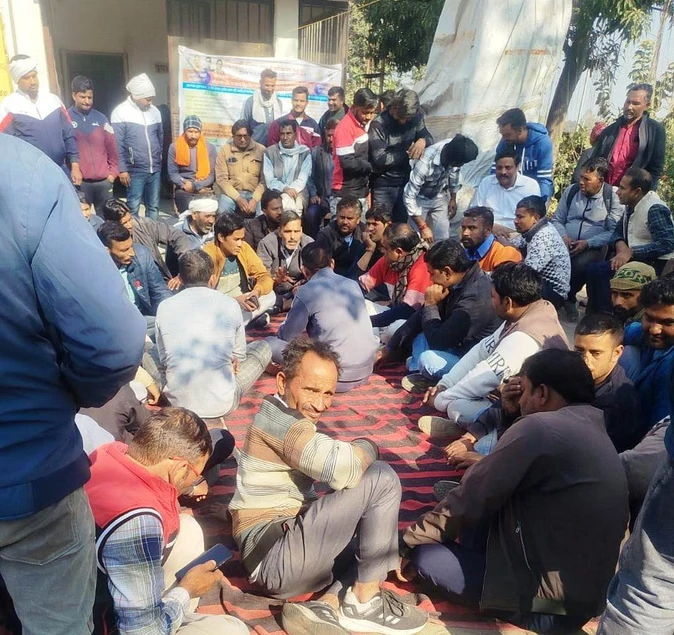 सरधना में संविदा लाइनमैन पर हमला, बिजलीकर्मियों में रोष- तीन दिन में गिरफ्तारी की मांग