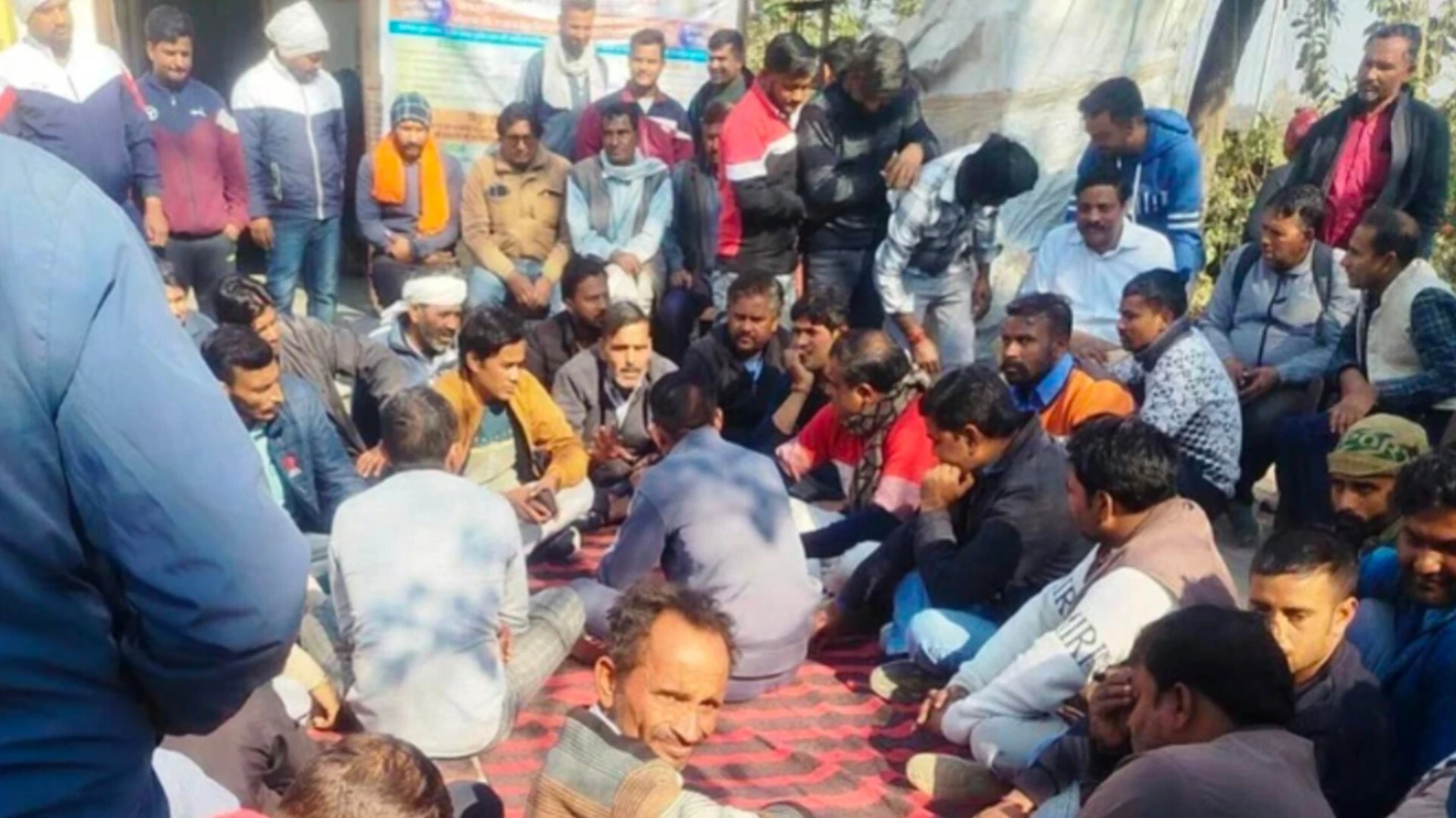 सरधना में संविदा लाइनमैन पर हमला, बिजलीकर्मियों में रोष, तीन दिन में गिरफ्तारी की मांग