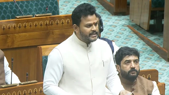 उड़ान देरी पर लोकसभा में सख्त रुख, सरकार बोली- नियमों से खिलवाड़ बर्दाश्त नहीं