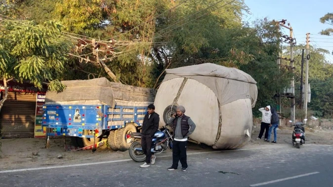 लुधियाना में सड़क हादसा: ट्रैक्टर और जीप की टक्कर के बाद हाईटेंशन लाइन क्षतिग्रस्त