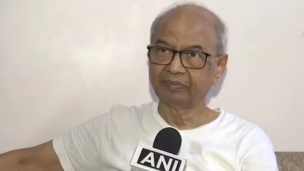 कड़कड़डूमा कोर्ट परिसर में वकीलों ने पूर्व सीजेआई पर जूता फेंकने वाले वकील को पीटा