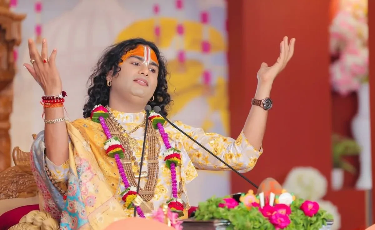 कथावाचक अनिरुद्धाचार्य के खिलाफ महिलाओं पर अभद्र टिप्पणी का केस दर्ज