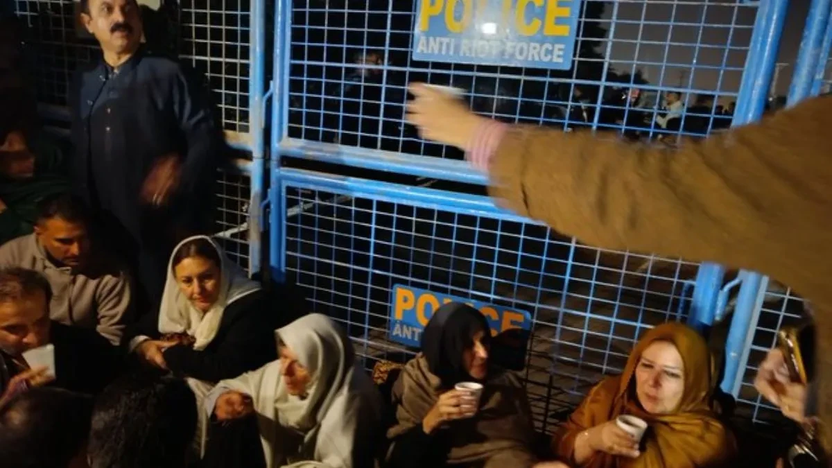 अडियाला जेल के बाहर पीटीआई नेताओं का हंगामा, इमरान खान को मानसिक प्रताड़ना का आरोप