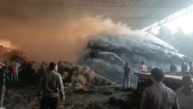 लुधियाना: जगरांव में पराली गोदाम में लगी आग, छाया काले धुएं का गुबार