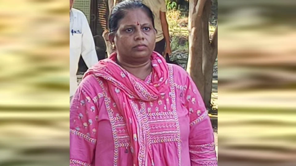 जालौन में रिश्वत के एक लाख रुपए फेंक कर भागीं बीडीओ, सिपाही ने दौड़ाकर पकड़ा