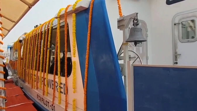 काशी में देश की पहली हाइड्रोजन वाटर टैक्सी का शुभारंभ, मंत्री सोनोवाल ने दिखाई हरी झंडी