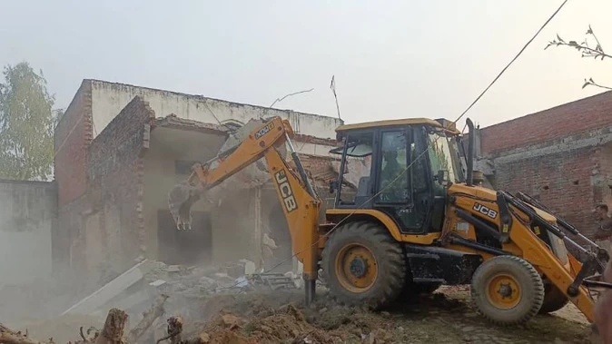 सीतापुर में बुलडोजर की कार्रवाई, मदरसा और अवैध भवन धराशायी