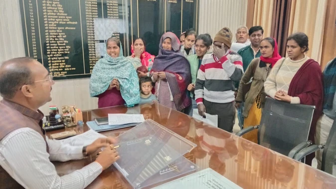 बिजनौर: बुलडोजर की धमकी से 34 परिवार परेशान, एसडीएम से न्याय की अपील