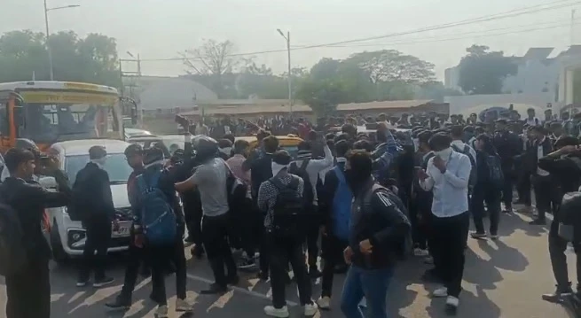 कानपुर के केआईटी कॉलेज में छात्रों का विरोध प्रदर्शन, परीक्षा केंद्र बदलने पर नाराजगी