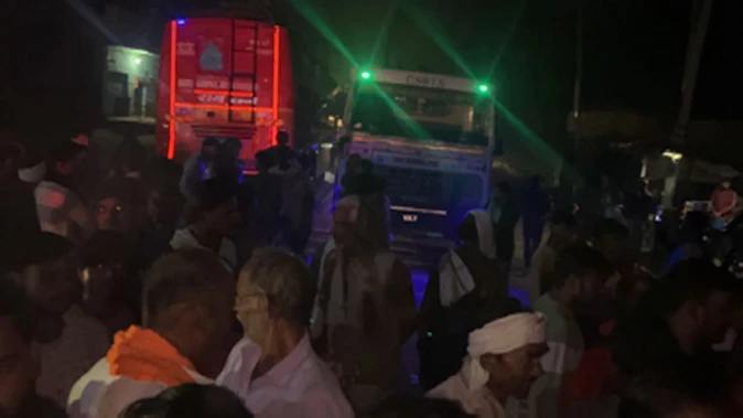 कन्नौज: ट्रेलर ने स्कूटी सवार को कुचला, तीन घायल, ग्रामीणों का हंगामा