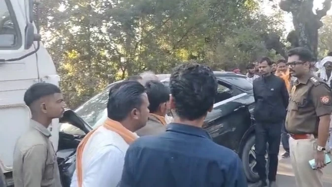 बांदा-प्रयागराज हाईवे पर कार ने साइकिल सवार छात्रा को मारी टक्कर, तीन घायल