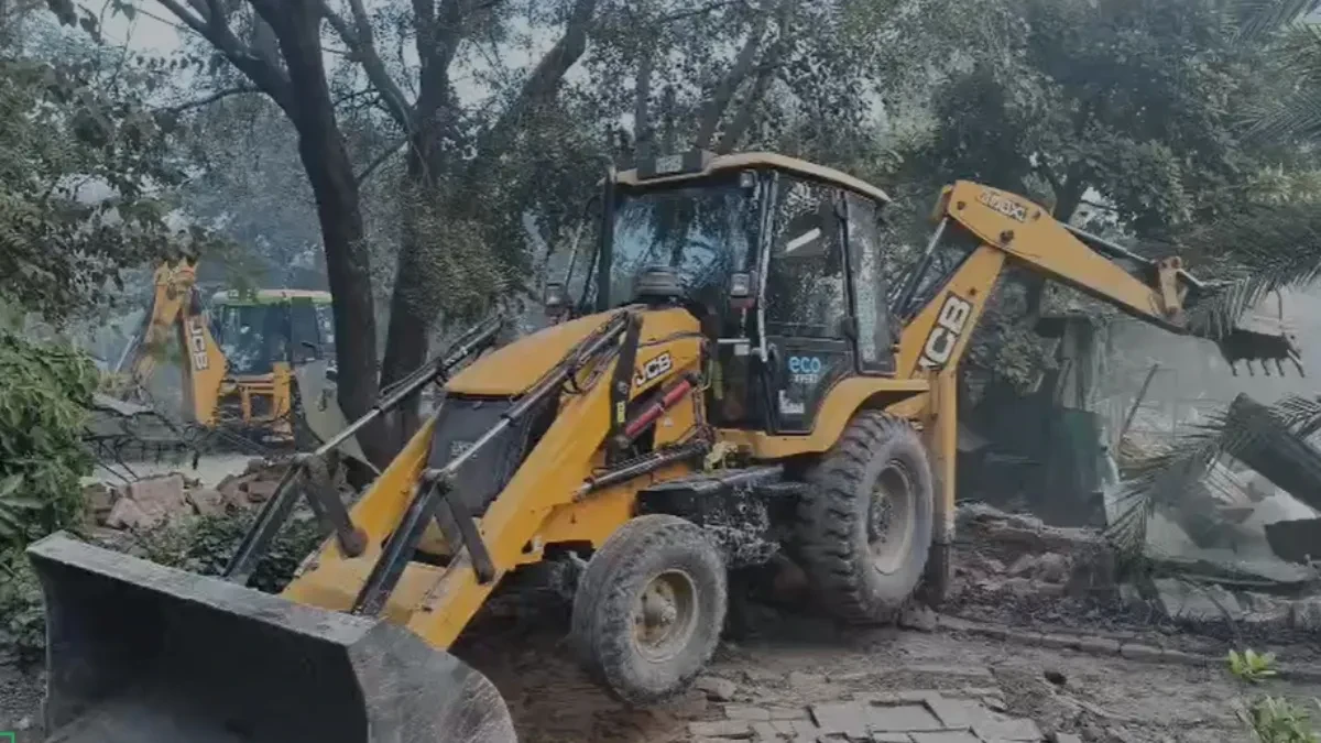 सैनिक फार्म में बुलडोजर का कहर, करोड़ों की कोठी ध्वस्त