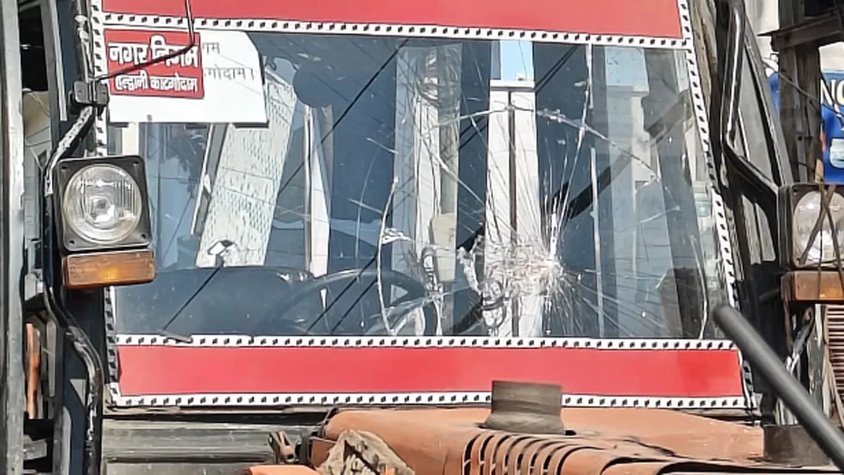 हल्द्वानी में अतिक्रमण हटाने के प्रयास पर हंगामा, बुलडोजर का शीशा टूटा