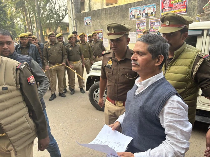 जेल में बेचैन पूर्व आईजी अमिताभ ठाकुर, आंख और सिर की समस्या के चलते डॉक्टर ने की जांच