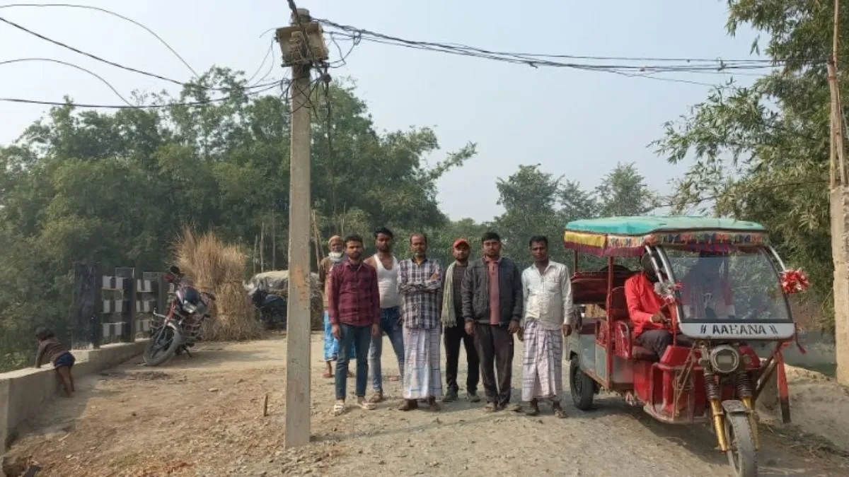 बिजली विभाग की लापरवाही: बिहार में बीच सड़क पर 'यमदूत' बन खड़ा है खंभा