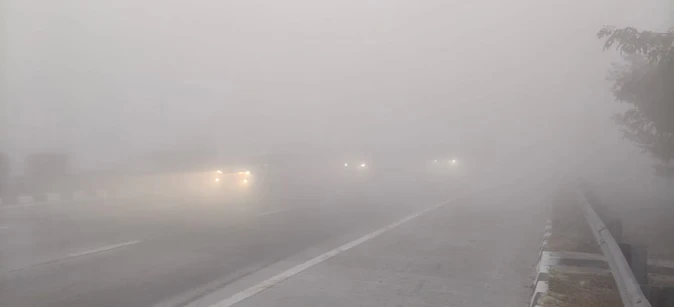 बागपत में घना कोहरा, ईस्टर्न पेरिफेरल पर रेंगते वाहन