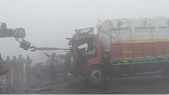 घने कोहरे के कारण मथुरा में हाईवे पर कई वाहनों की टक्कर, छह घायल