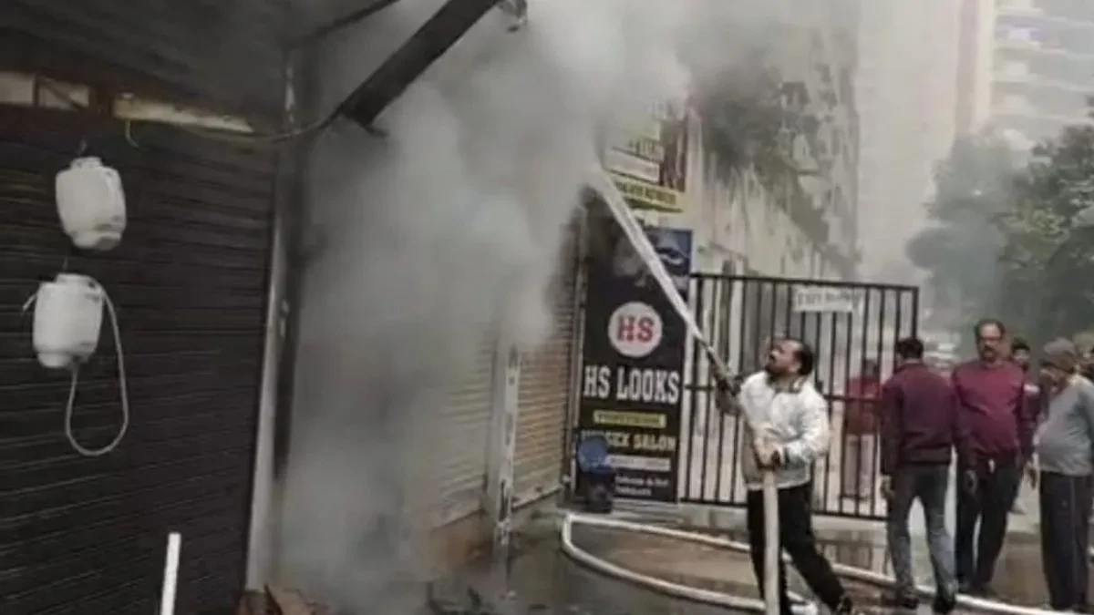 ग्रेटर नोएडा में सिलिंडर में गैस रिसीव से फ्लैट में लगी आग, बुजुर्ग दंपती झुलसे