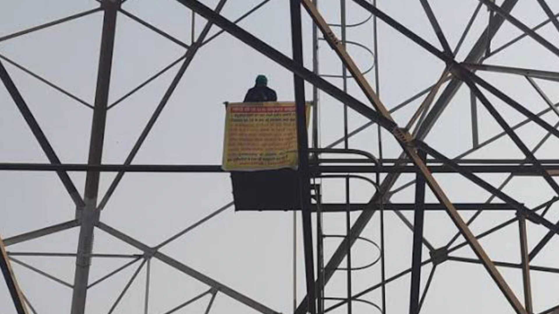 मुजफ्फरनगर: प्रदूषण और न्यूमैक्स की जांच की मांग को लेकर टावर पर चढ़ा युवक