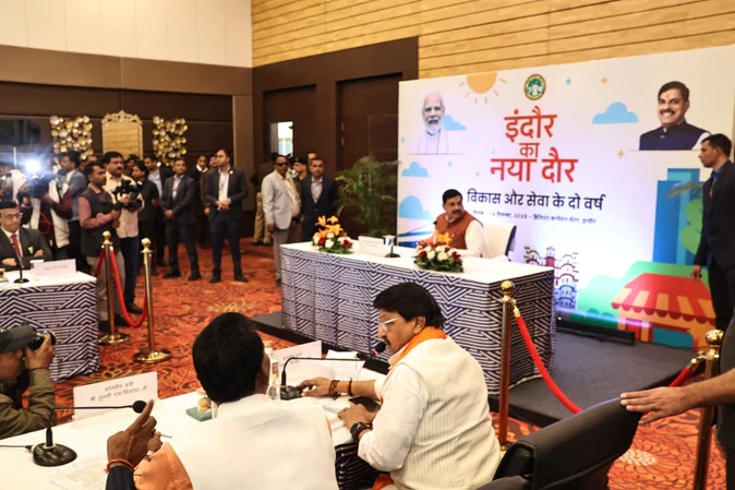 कैलाश विजयवर्गीय ने बैठक में चुटकी लेते हुए कहा- सीएम के नाम से अधिकारी डरते हैं