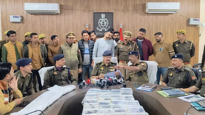 पुलिस मुठभेड़ में हथियार तस्करों पर कार्रवाई, दो गिरफ्तार; 25 असलहे और उपकरण बरामद