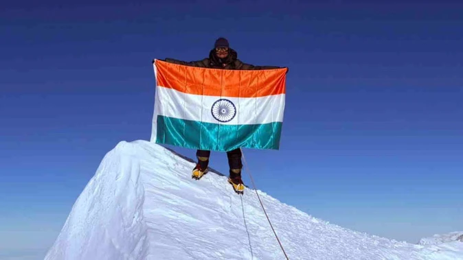 अंटार्कटिका की सर्वोच्च चोटी माउंट विंसन पर लहराया तिरंगा, कविता चंद ने रचा इतिहास