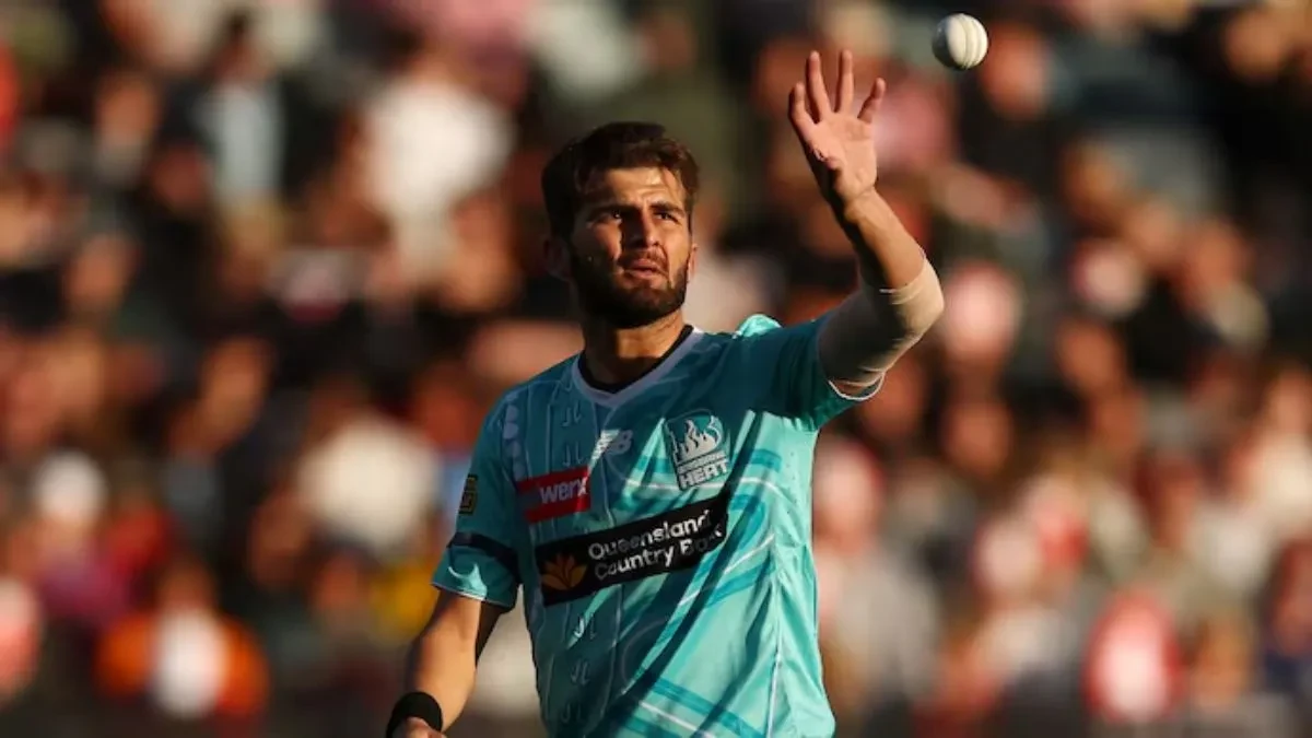 बीबीएल डेब्यू में शाहीन अफरीदी पर गिरी गाज, अंपायर ने बीच ओवर गेंदबाजी से हटाया