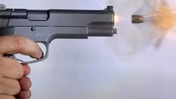 शादी समारोह में फायरिंग, डीजे पर गाना चलाने के विवाद में दूल्हे का ममेरा भाई घायल