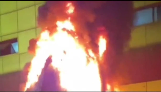 धनबाद रेलवे स्टेशन में शोपीस में आग, मौके पर मची अफरा-तफरी