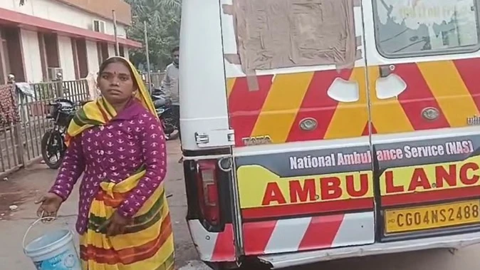 सतना में शर्मनाक घटना: एम्बुलेंस चालक ने मरीज की पत्नी से करवाई गंदगी साफ
