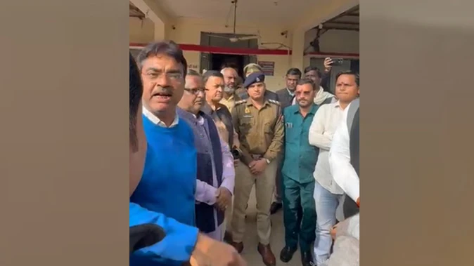 मंदिर छज्जा विवाद: दोनों पक्ष को बुलाकर पुलिस ने शांत कराया मामला