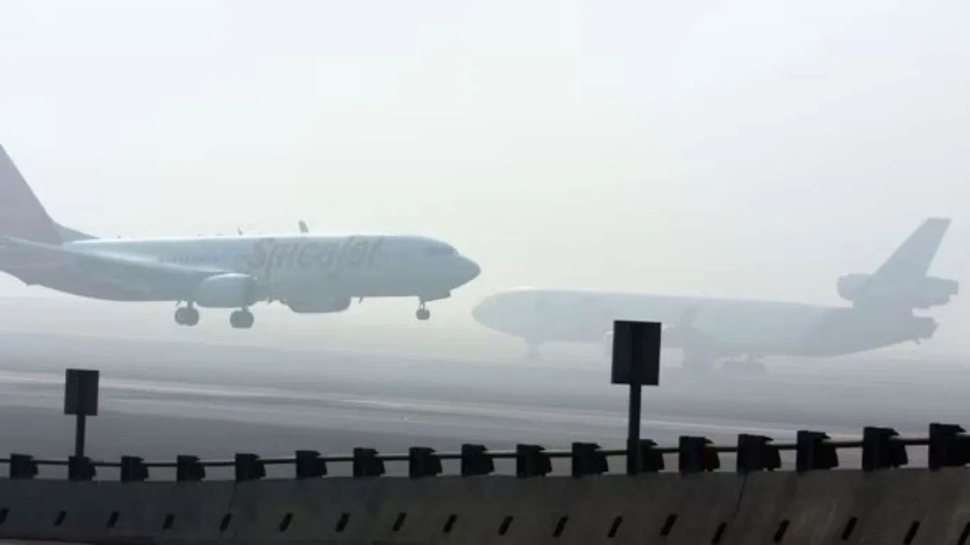 घने कोहरे की मार: दम्माम–लखनऊ फ्लाइट डायवर्ट, कई उड़ानें रद्द