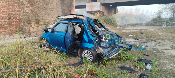 बागपत-मेरठ हाईवे पर दर्दनाक हादसा, हिंडन नदी में गिरी कार,  दो की मौत