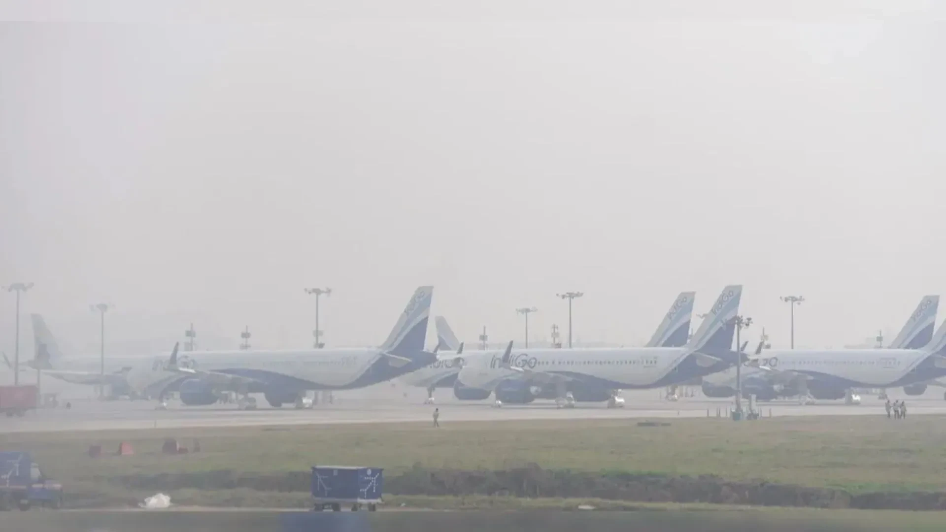 खराब मौसम से दिल्ली हवाई अड्डे की उड़ान सेवाएं प्रभावित, 131 उड़ानें रद्द
