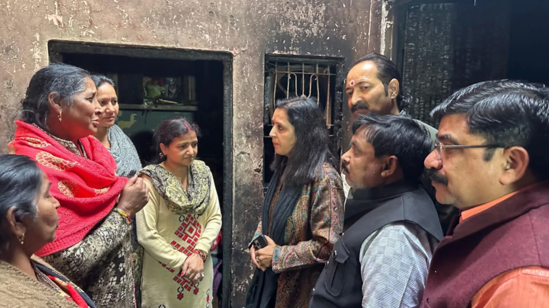 दालमंडी अग्निकांड: मीनाक्षी स्वरूप ने परिवार से मिलकर हरसंभव सहायता का दिया आश्वासन