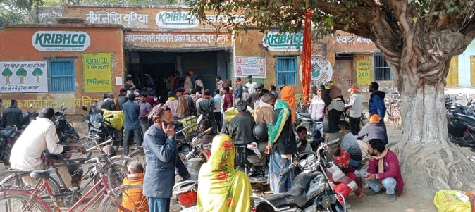 यूपी: रात में खाद बिक्री के मामलों से हड़कंप, 320 विक्रेताओं के लाइसेंस रद्द