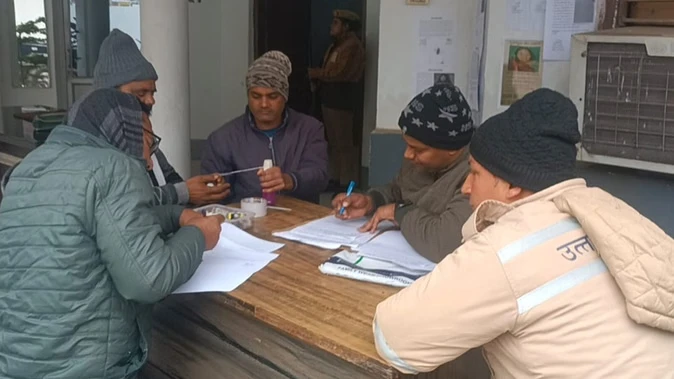 रामपुर में महिला लेखपाल रिश्वत लेते रंगे हाथों गिरफ्तार