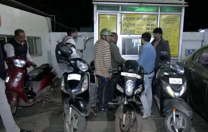 दिल्ली में पीयूसी जांच के लिए भारी भीड़, सर्वर डाउन से हुई परेशानी