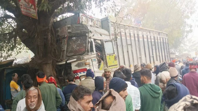 सुल्तानपुर: चाय की दुकान में घुसा बेकाबू ट्रक, दुकानदार सहित दो की मौत