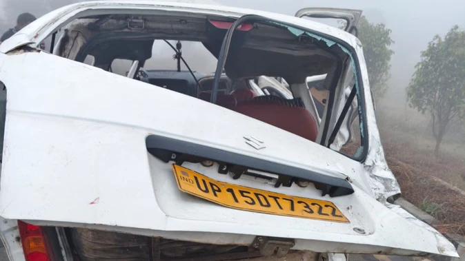 पूर्वांचल एक्सप्रेस-वे पर दर्दनाक हादसा, कार-ट्रक भिड़ंत में तीन की मौत, चार घायल