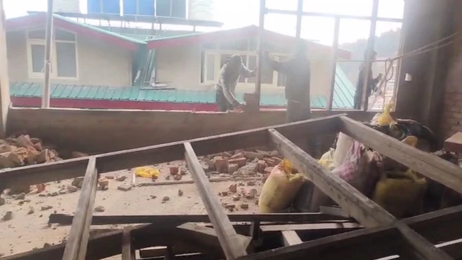 संजौली मस्जिद की ऊपरी मंजिल को गिराने का कार्य फिर हुआ शुरू